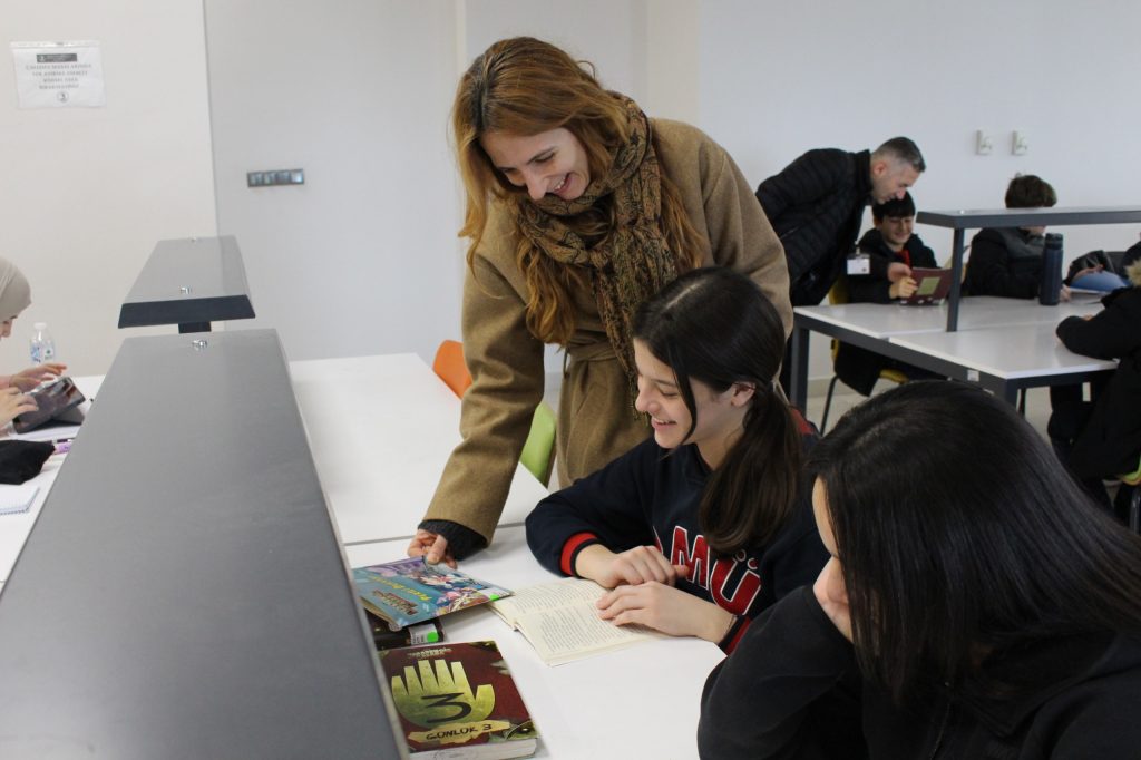 OMÜ Vakfı Öğrencilerinden Merkez Kütüphanede Okuma Saati Etkinliği