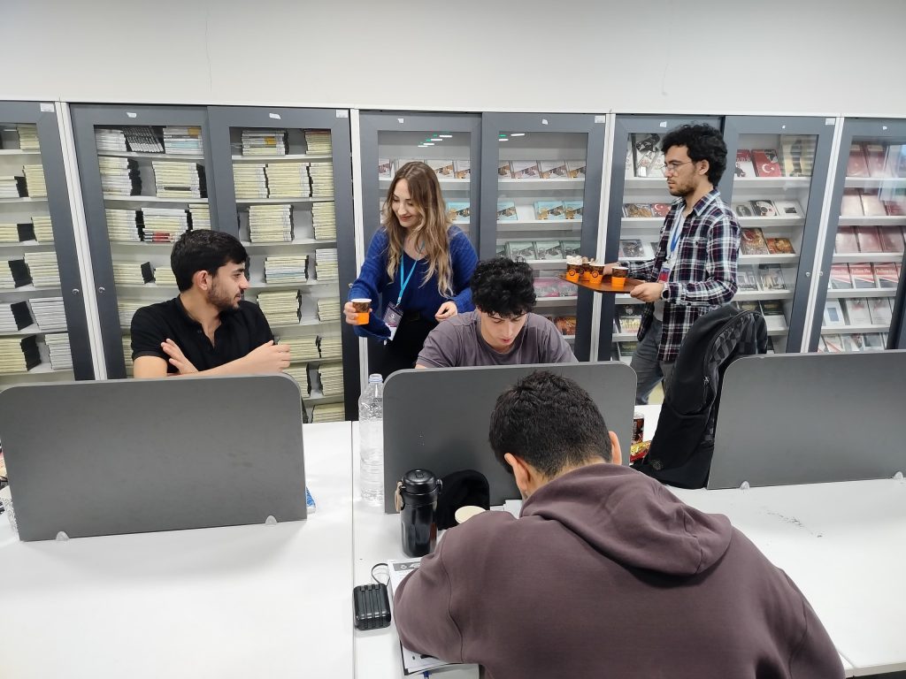 Merkez Kütüphanede Öğrencilere Çay ve Pasta İkramı