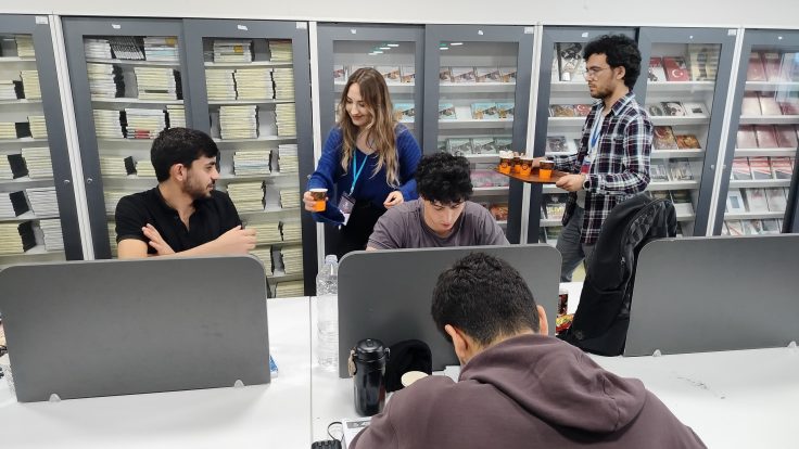 Merkez Kütüphanede Öğrencilere Çay ve Pasta İkramı