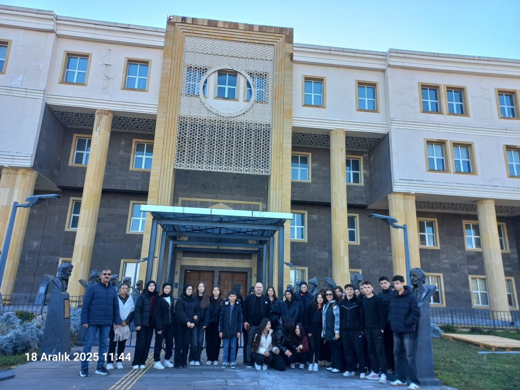 Atatürk Mesleki ve Teknik Anadolu Lisesi Öğrencilerinden Kütüphanemize Ziyaret